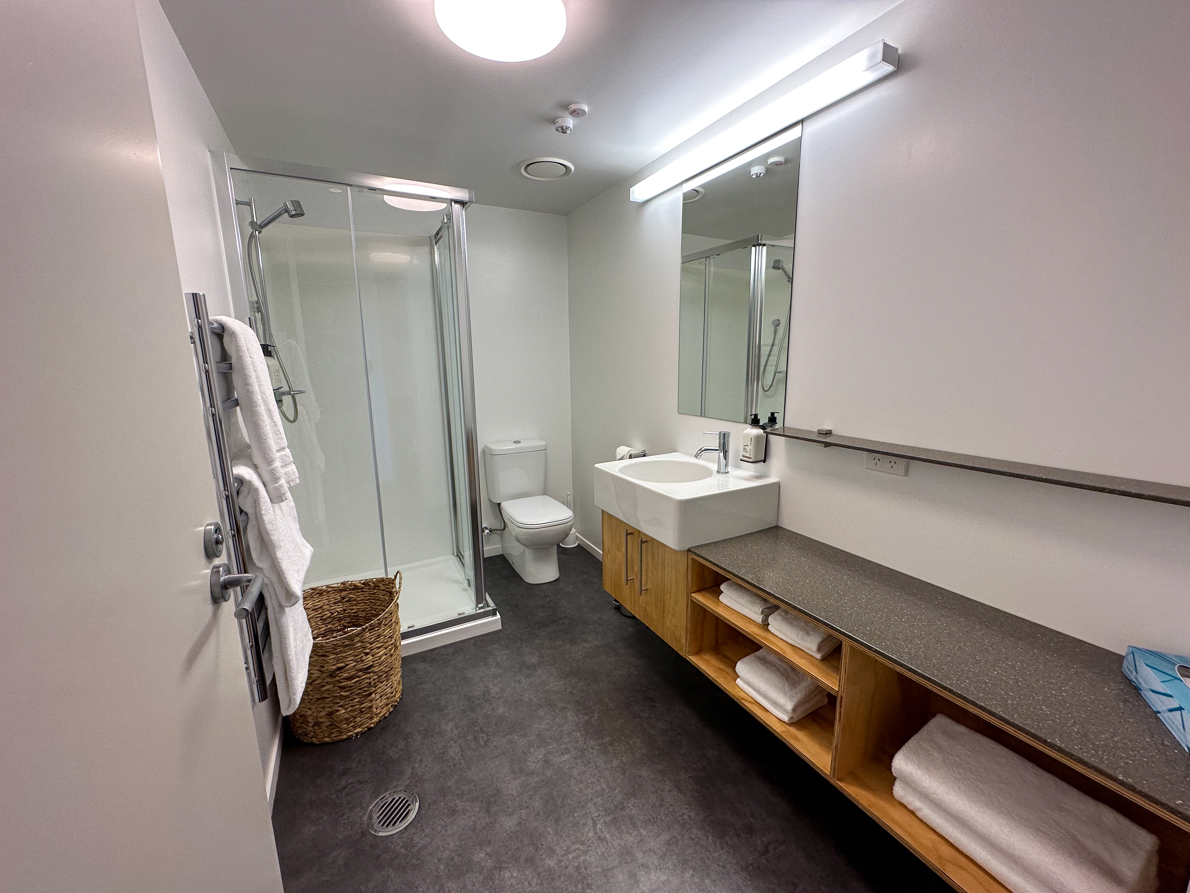 apt-7-bathroom-3