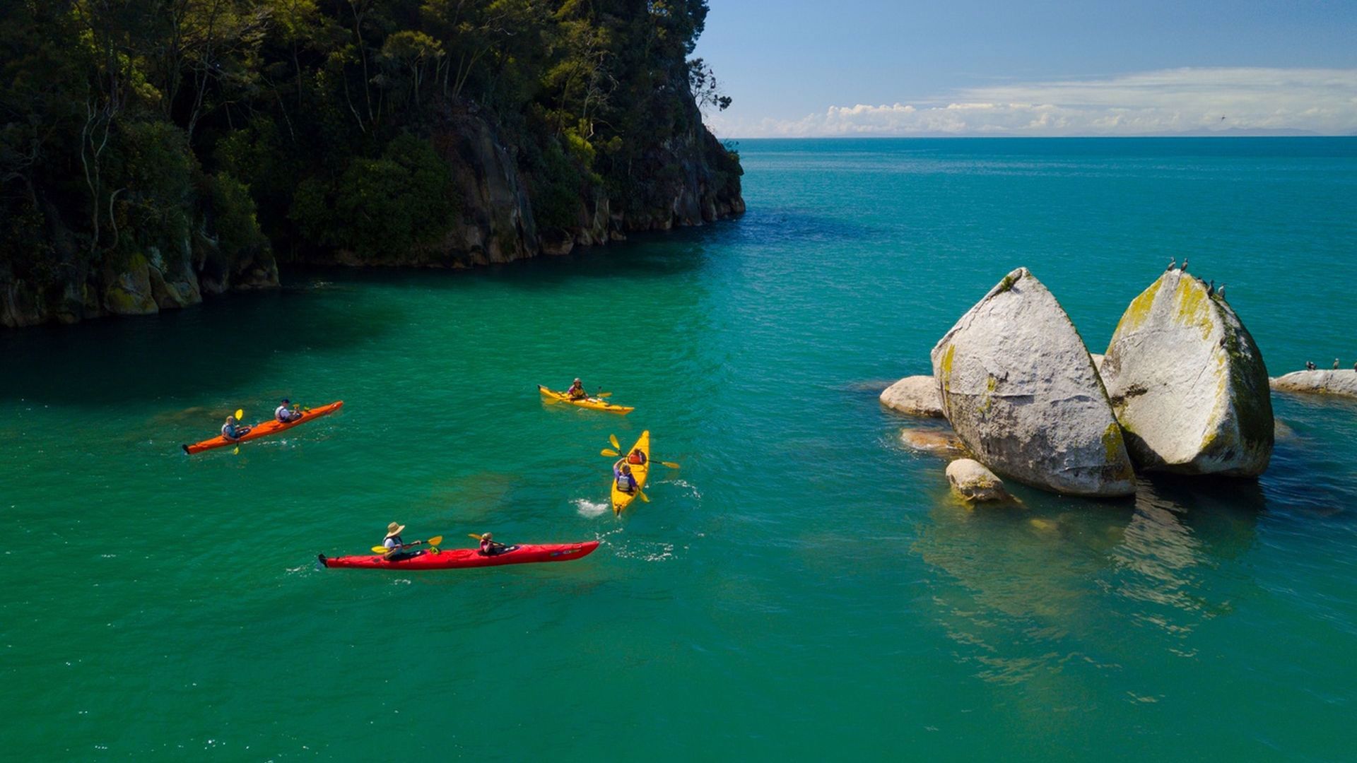 kayaking-at-split-apple-rock-credit-kaiteriteri-kayak